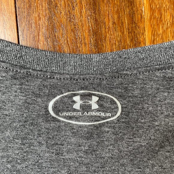 Dark Grey Under Armour YXL Tshirt with Pink Logo - Picture 4 of 7